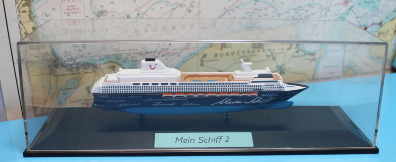 Cruise ship "Mein Schiff 2" TUI Cruises full hull in showcase (1 p.) ML 2011 - 2018 in 1:1400